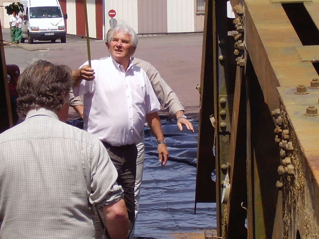 20110601 WHALE:BALEINE ARRIVES IN VIRE FROM BRÉCEY Bill Twohigg 04.jpg